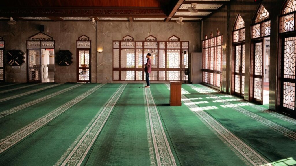 The Etiquettes of Masjid – How to Behave in the House of Allah